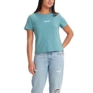 Levi’s cropped tee